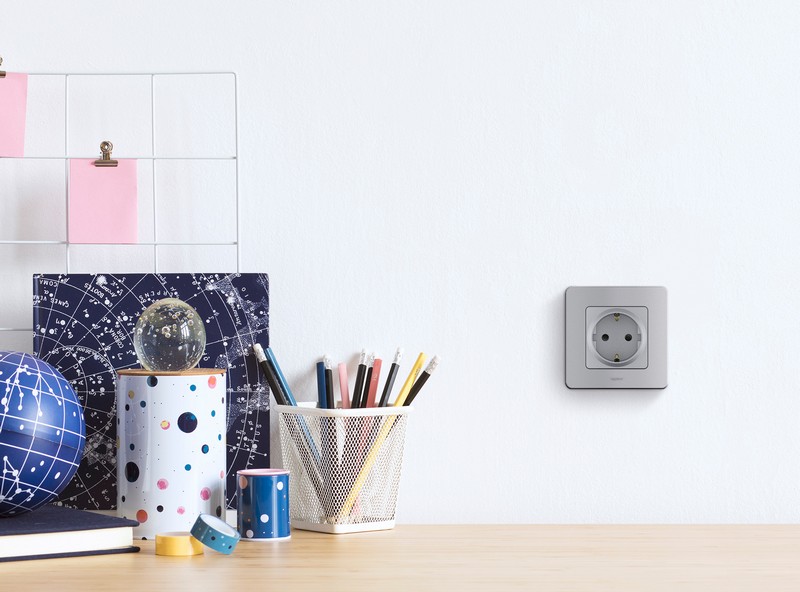 Розетка Legrand INSPIRIA Алюминий с заземлением 16 А 250 В 673722
