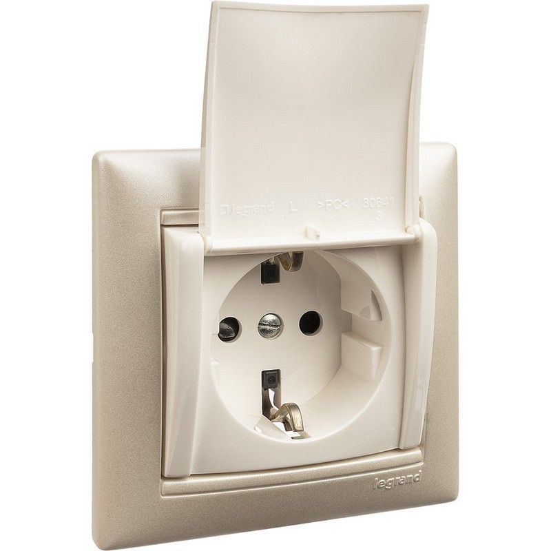 Legrand Valena Classic Белый Розетка Legrand Valena белый 1-ая с/з с крышкой 774422