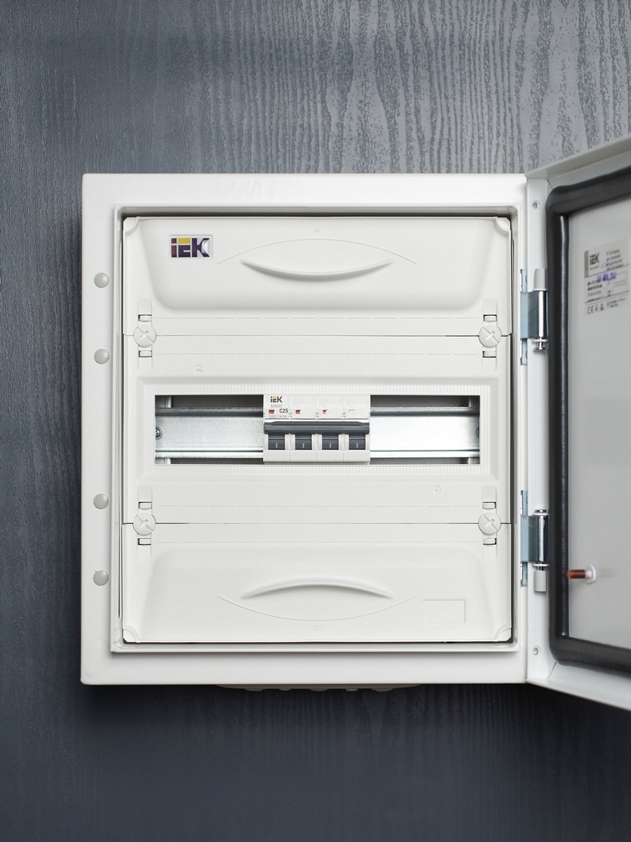 Автоматический выключатель IEK ARMAT M10N 4P C 25А AR-M10N-4-C025