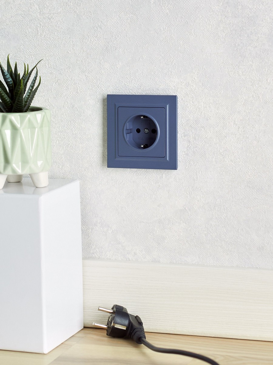 IEK Brite Маренго Розетка IEK BRITE с/з с шторками 16А РС14-1-0-БрМ маренго BR-R14-16-K35