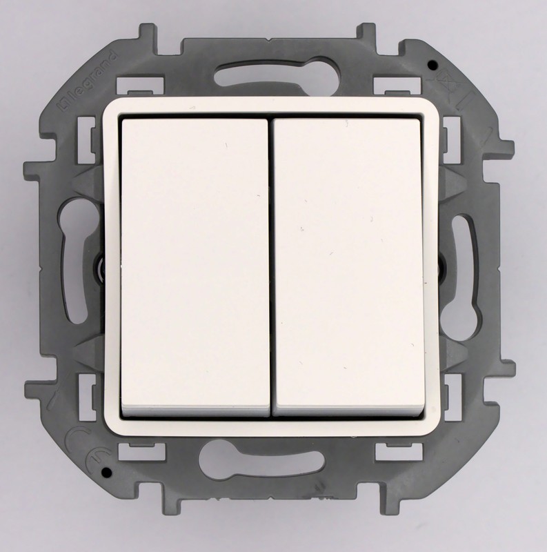 Переключатель Legrand INSPIRIA Белый  модульный двухклавишный 10 AX 250 В 673655