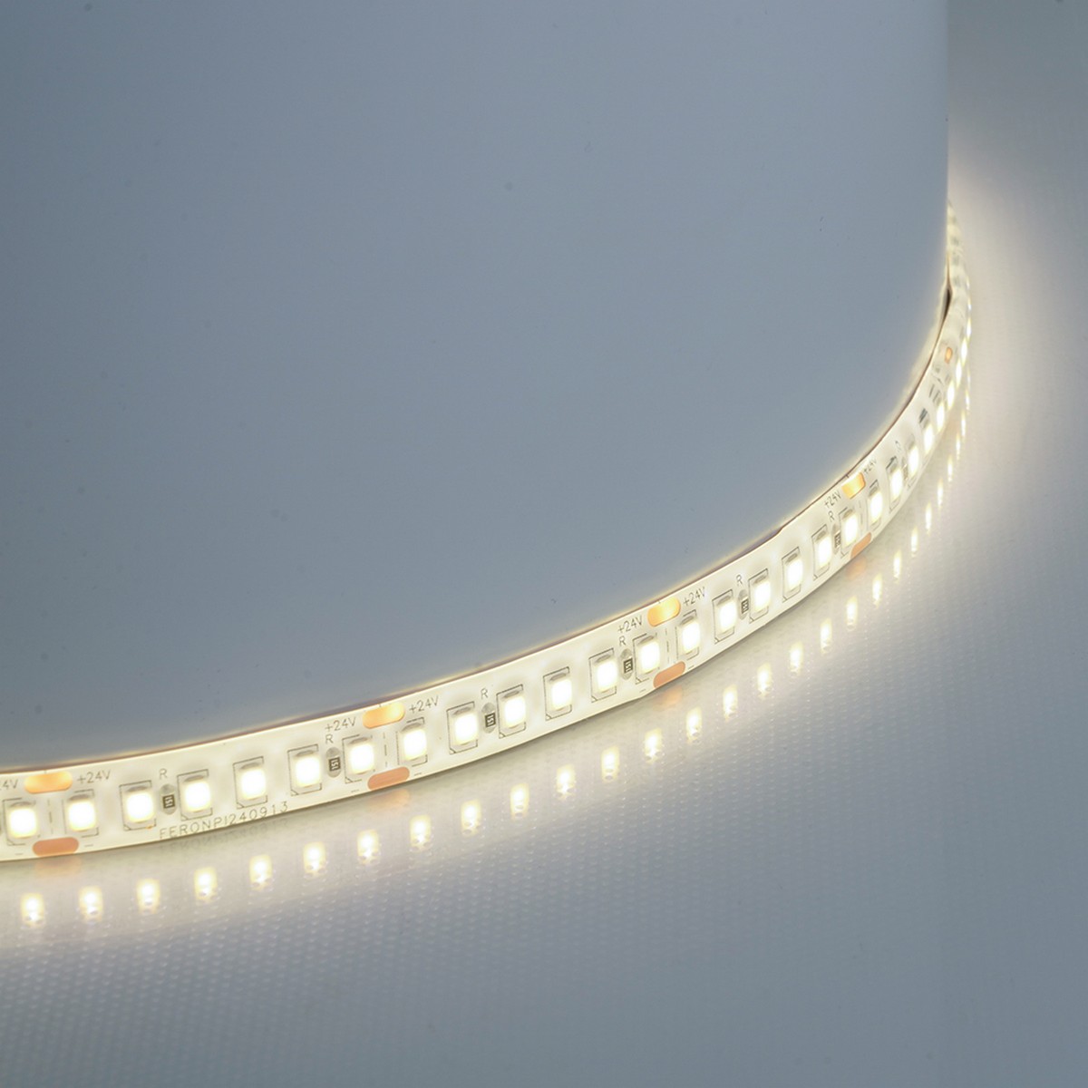 Светодиодная LED лента Feron LS512 180SMD(2835)/м 16Вт/м 24V 6000К IP65 51827