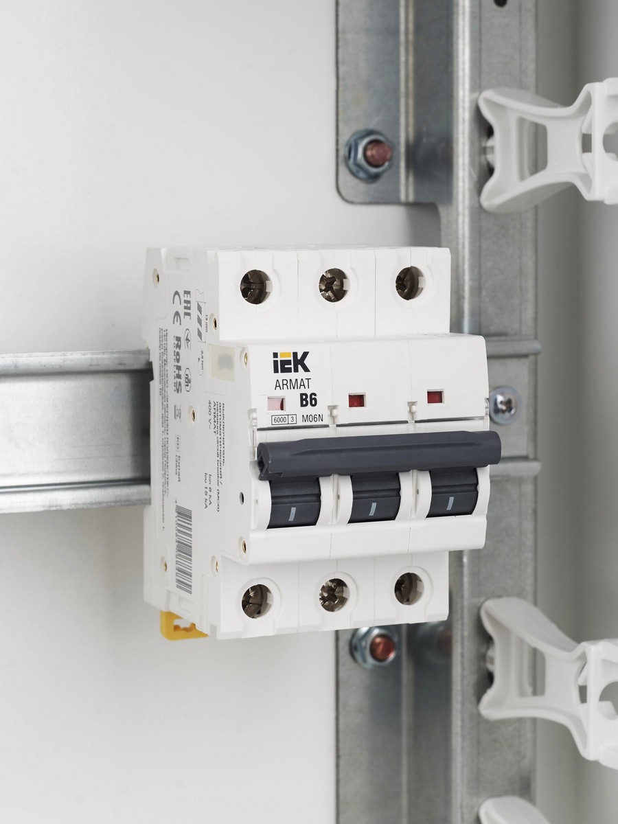 3 полюсные (трехполюсные) Автоматический выключатель IEK ARMAT M06N 3P B 6А AR-M06N-3-B006 
