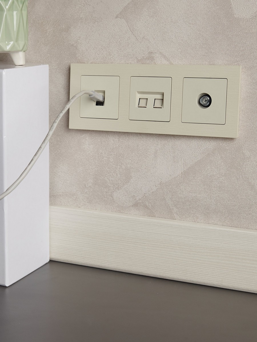 Рамка IEK BRITE DECOR Бежевый рифленый 3-м РУ-3-Бр BR-M32-51-K10