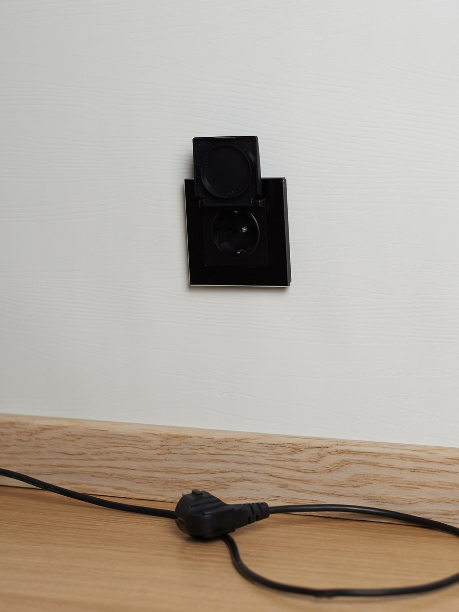 IEK Brite Черный Розетка IEK BRITE с/з с шторками и крышкой 16А IP44 РСбш10-3-44-БрЧ черный BR-R16-16-44-K02