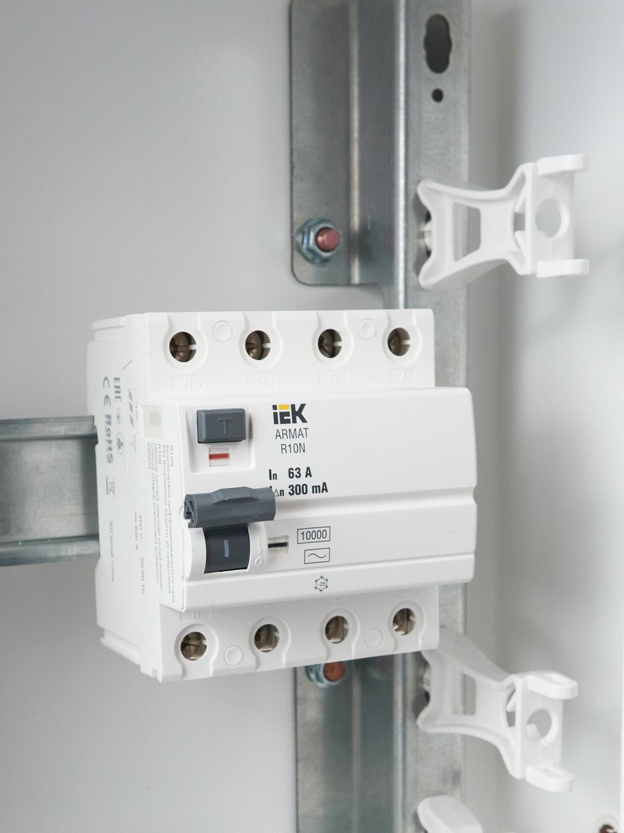 IEK ВДТ УЗО IEK ARMAT R10N 4P 63А 300мА тип AC AR-R10N-4-063C300 