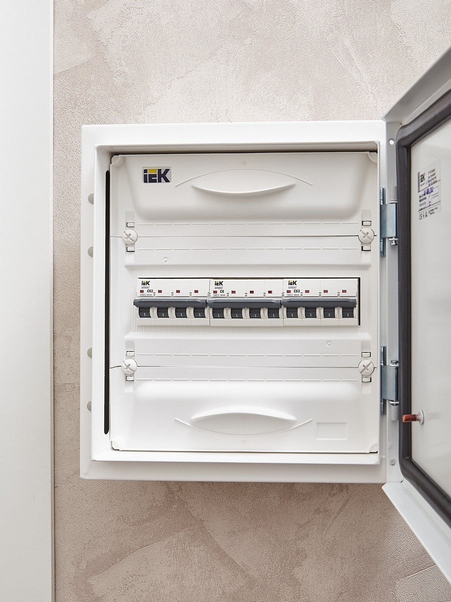 4 полюсные (четырехполюсные) Автоматический выключатель IEK ARMAT M06N 4P C 6А AR-M06N-4-C006 