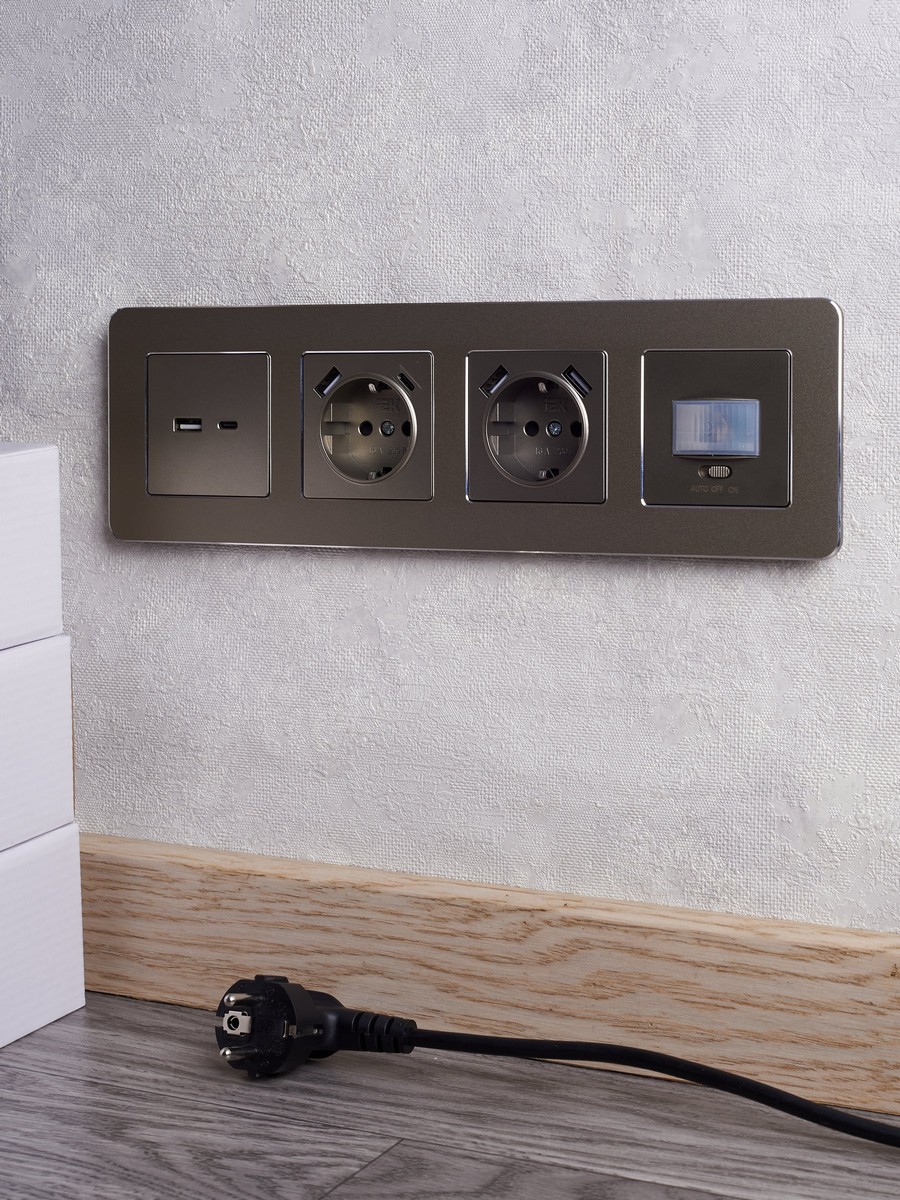 Розетка IEK BRITE USB A+C 18Вт РЮ11-1-БрШ шампань BR-U22-018-K37
