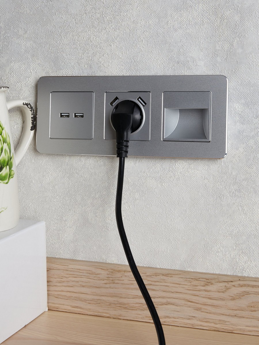 IEK Brite Алюминий Подсветка IEK BRITE LED встраиваемая ПЛ20-БрА алюминий BR-FL20-K47