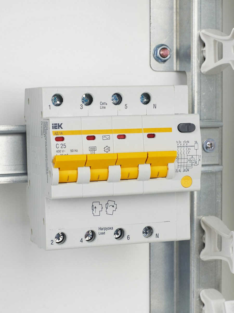 IEK Дифференциальный автоматический выключатель IEK KARAT АД14 4Р 25А 30мА MAD10-4-025-C-030 