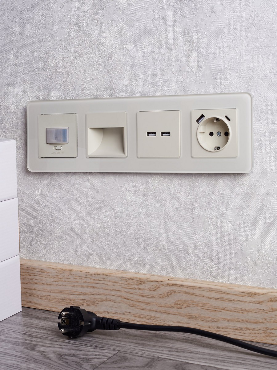 Розетка IEK BRITE с с/з и шторками 16А с USB A+C 18Вт РЮш11-1-БрКр бежевый BR-R14-16-U22-018-K10