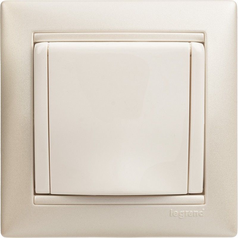 Legrand Valena Classic Белый Розетка Legrand Valena белый 1-ая с/з с крышкой 774422