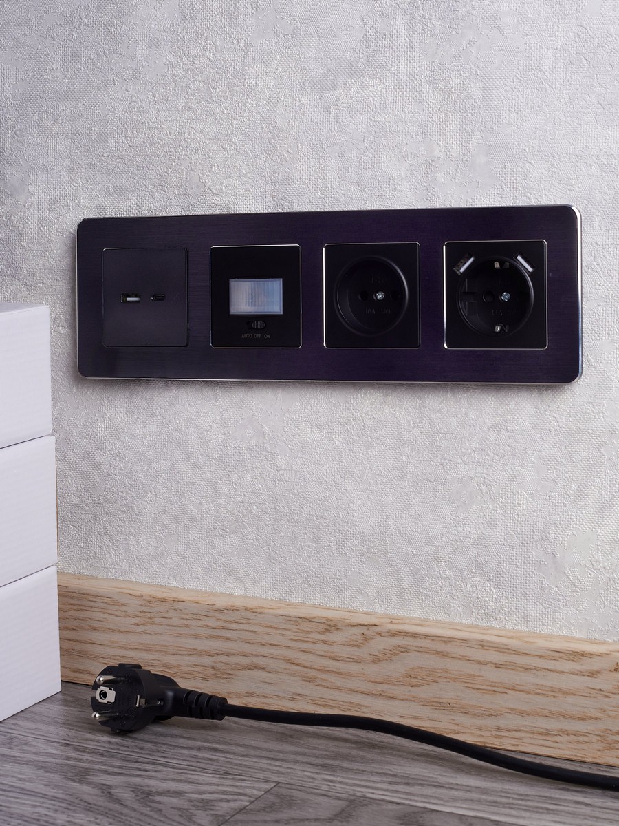 Рамка IEK BRITE DECOR Черный/алюм металл. скругл.угол 4-м РУ-4-1-Бр RE AL BR-M42-M-21-K02