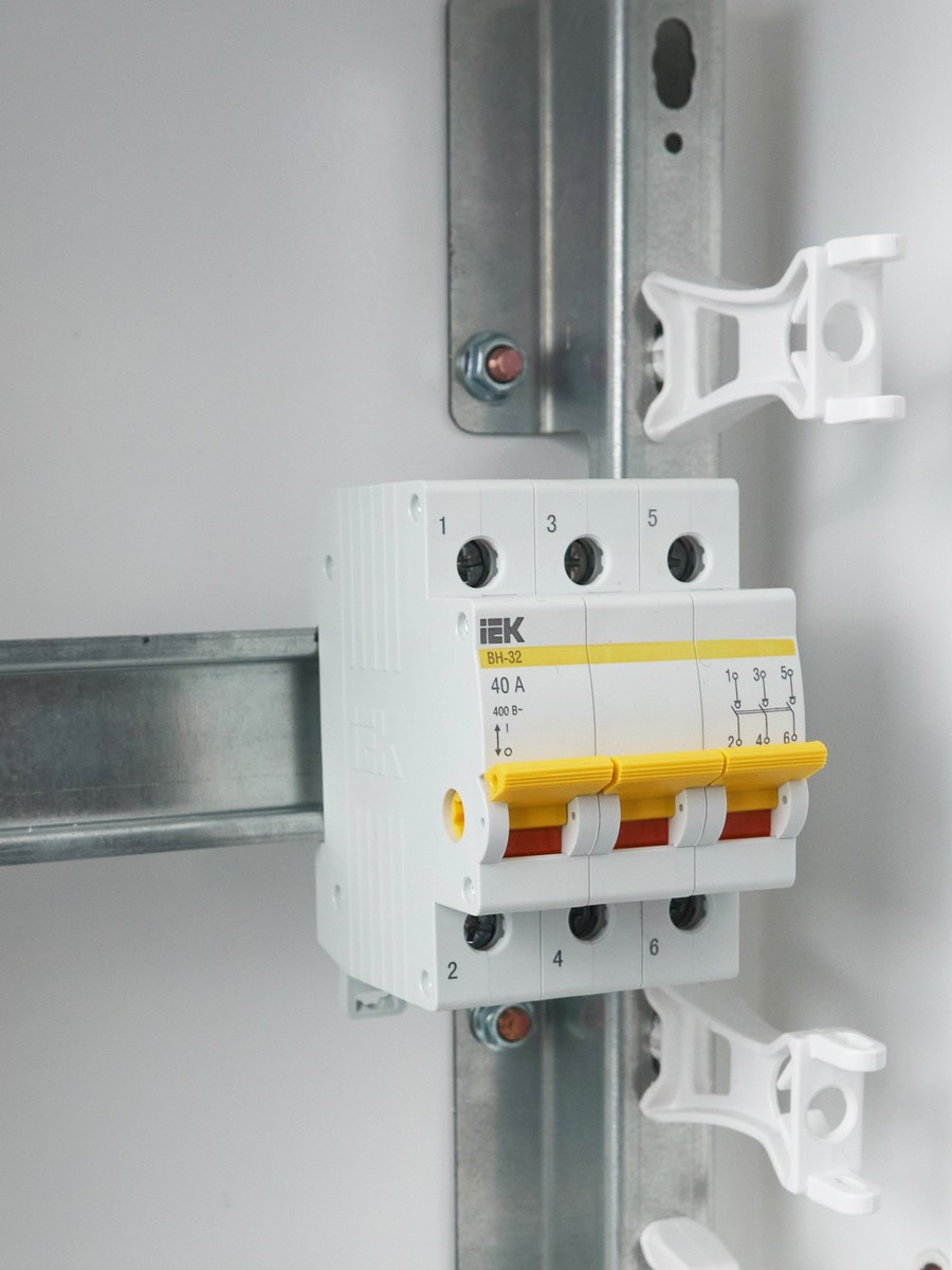 IEK Выключатель нагрузки IEK KARAT (мини-рубильник) ВН-32 3Р 40А MNV10-3-040 