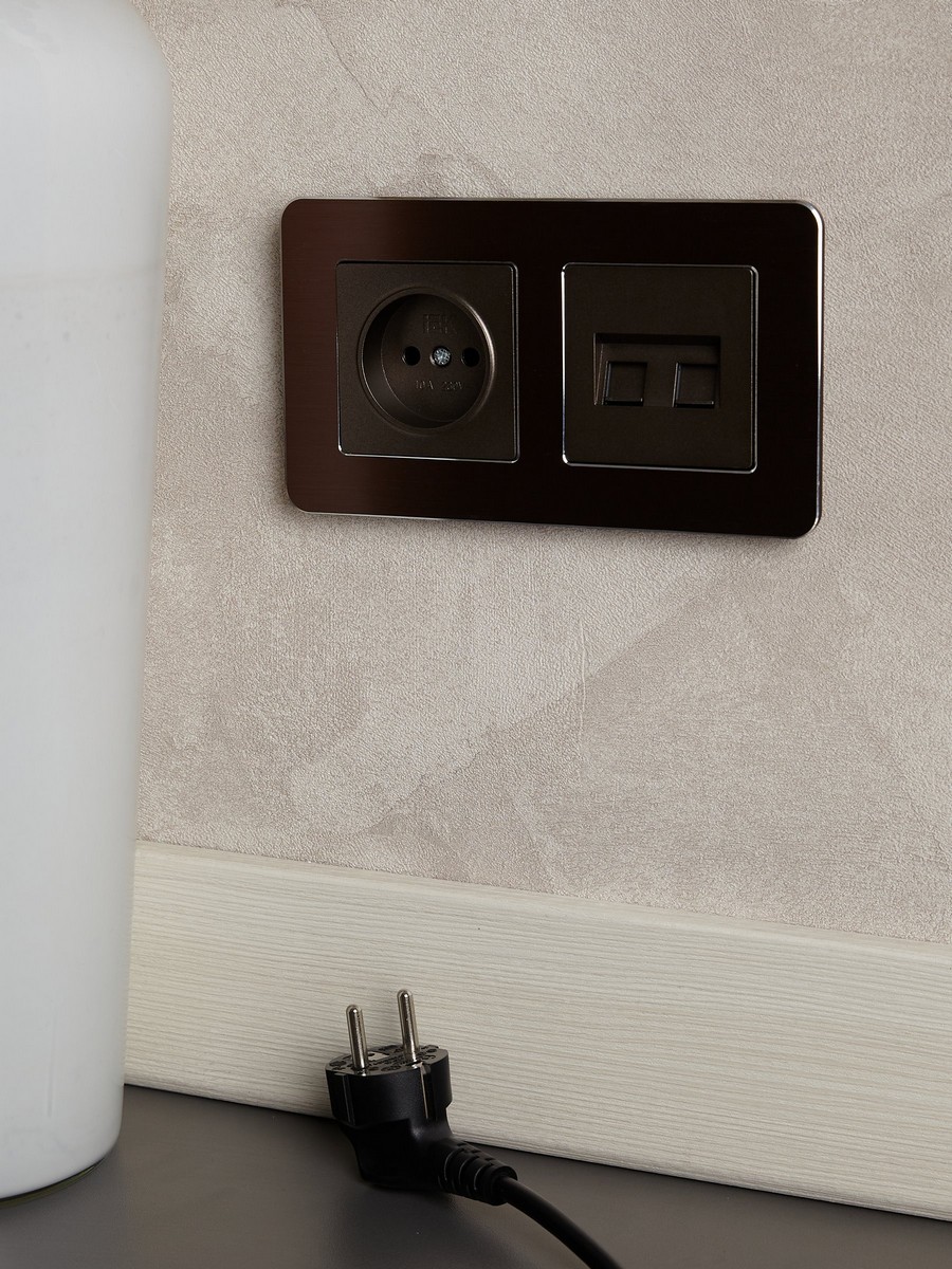 Рамка IEK BRITE DECOR Коричневый металл скругл.угол 2-мест. РУ-2-1-Бр RE AL BR-M22-M-21-K30