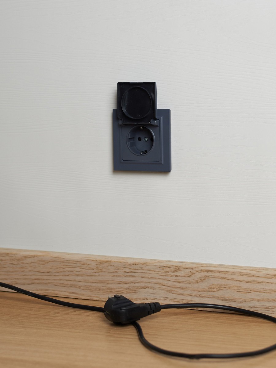 Розетка IEK BRITE с/з с шторками и крышкой 16А IP20 РСбш10-3-БрМ маренго BR-R16-16-K35