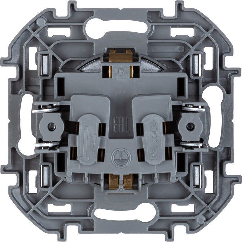 Legrand Inspiria Алюминий Розетка Legrand INSPIRIA Алюминий с заземлением IP 44 с откидной крышкой и шторками 16А 250 В 673742