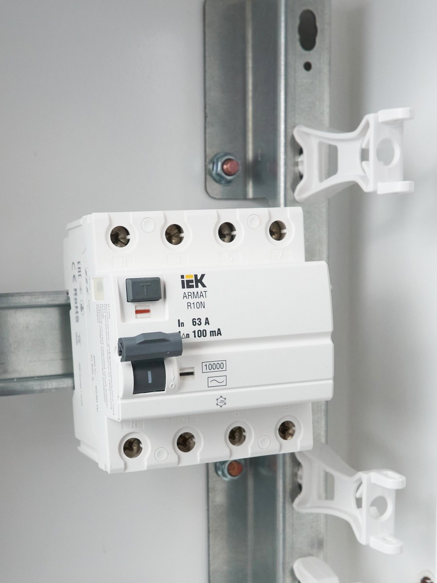IEK ВДТ УЗО IEK ARMAT R10N 4P 63А 100мА тип AC AR-R10N-4-063C100 
