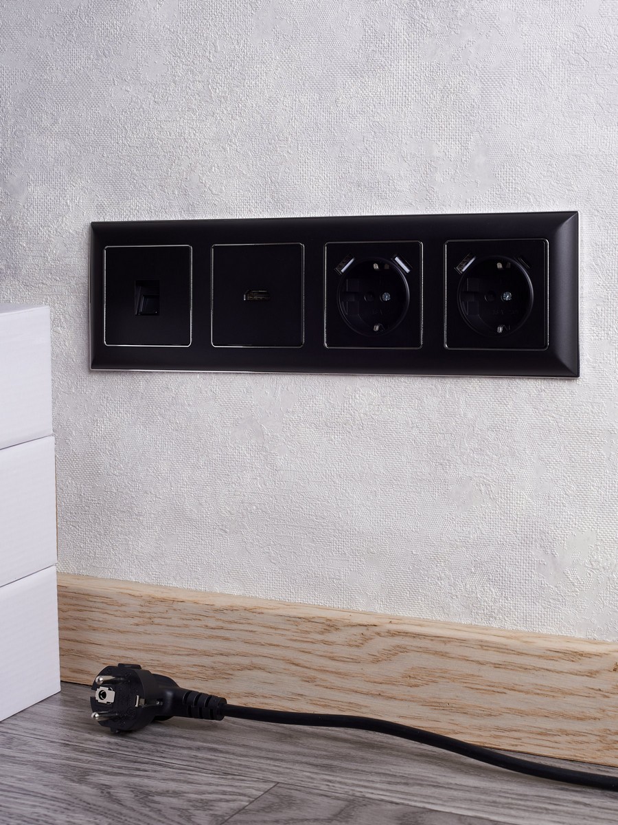 Рамка IEK BRITE DECOR Черный/хром 3D-форма 4-мест. РУ-4-Бр BR-M42-12-2-K23