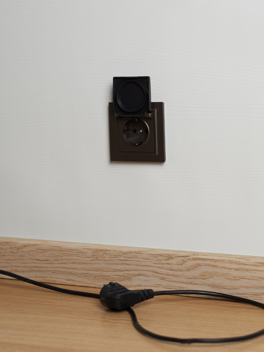 Розетка IEK BRITE с/з с шторками и крышкой 16А IP44 РСбш10-3-44-БрТБ темная бронза BR-R16-16-44-K45