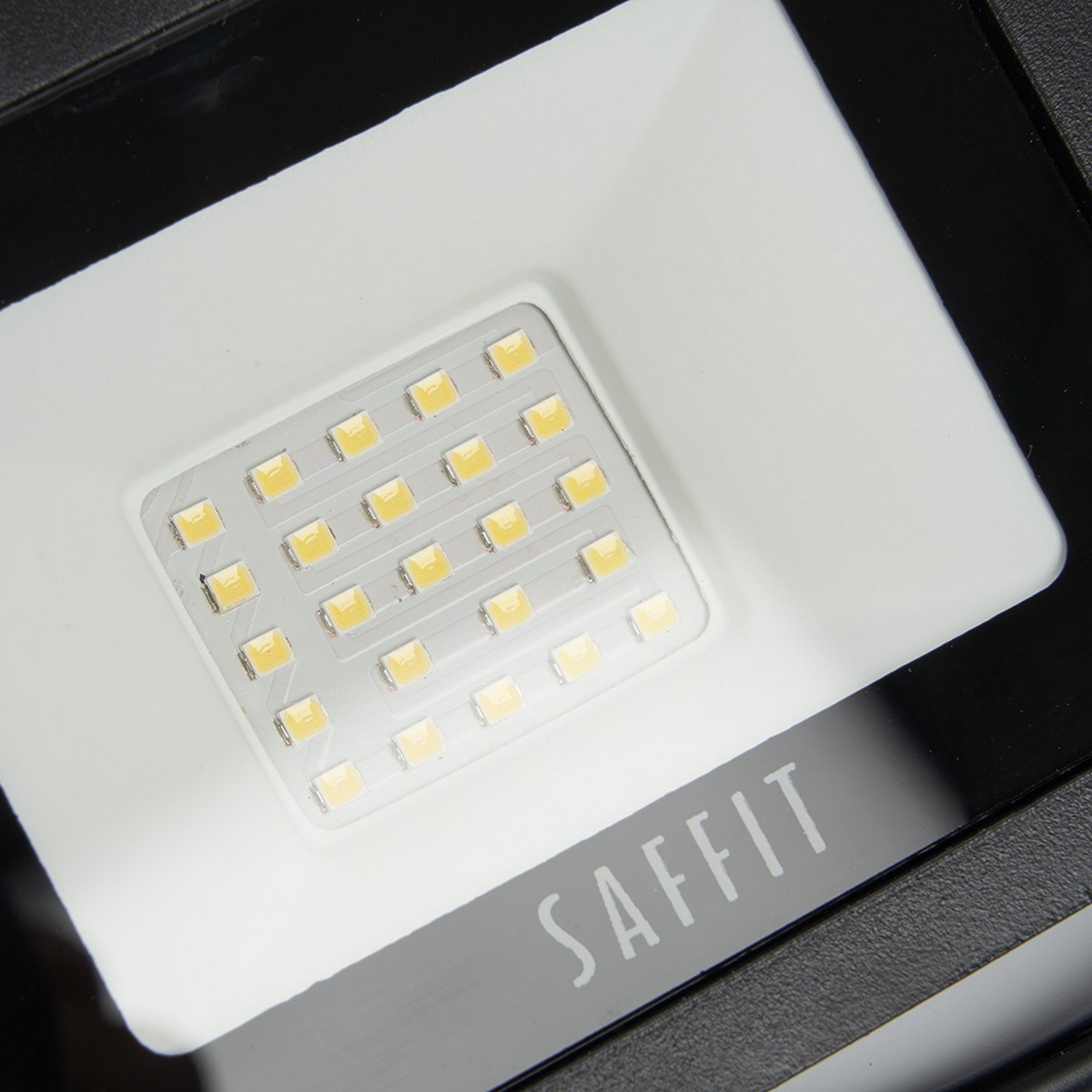 Светодиодный прожектор Saffit SFL90-30 30W Черный 6400K 55065