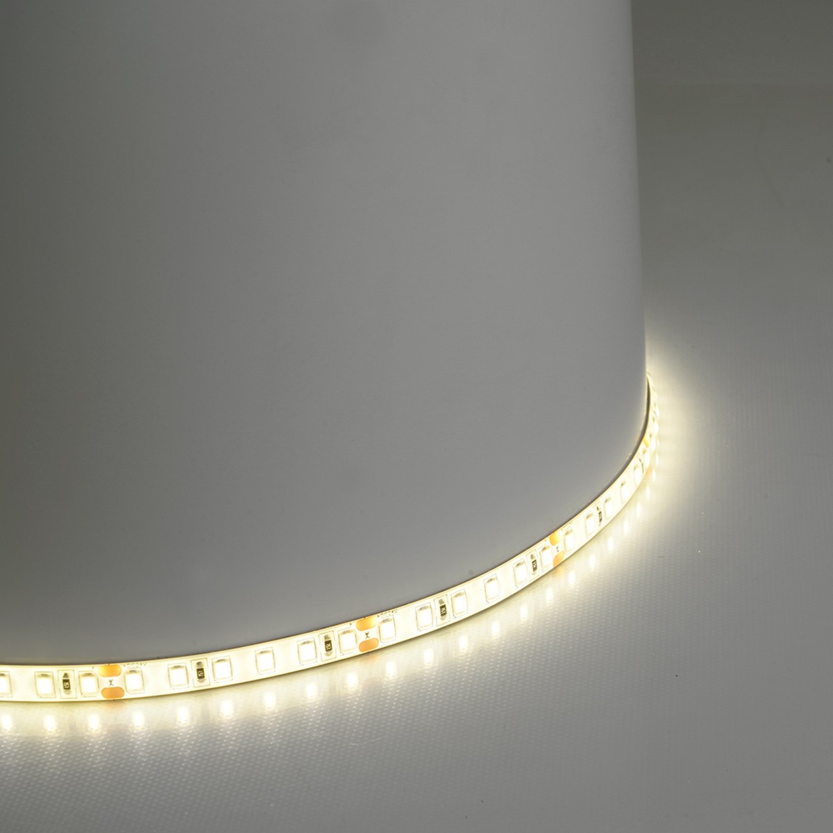 Светодиодная лента белая теплая Светодиодная LED лента Feron LS511 120SMD(2835)/м 11Вт/м 24V 3000К IP65 51634 