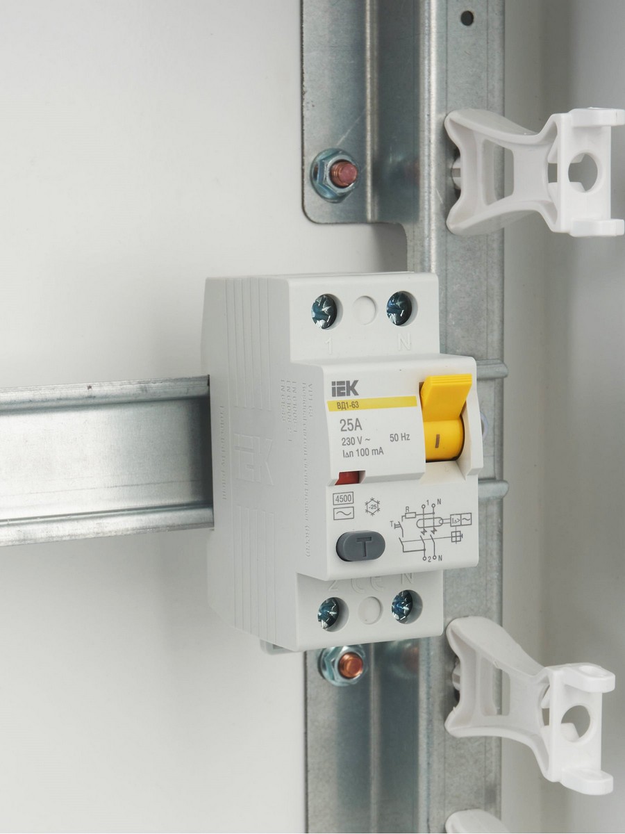 IEK Выключатель дифференциальный IEK KARAT ВД1-63 (УЗО) 2Р 25А 100мА MDV10-2-025-100 
