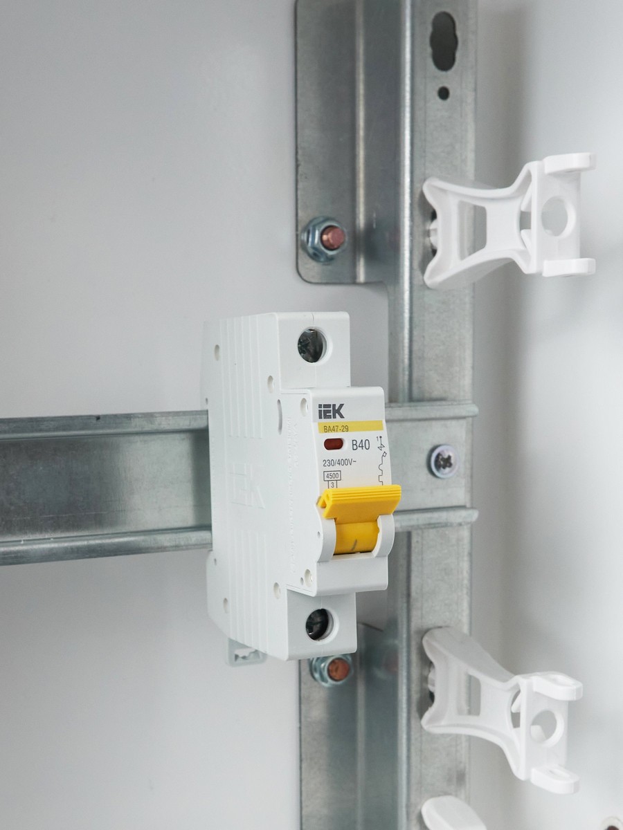 1 полюсные (однополюсные) Автоматический выключатель IEK KARAT ВА47-29 1Р 40А 4,5кА х-ка В MVA20-1-040-B 
