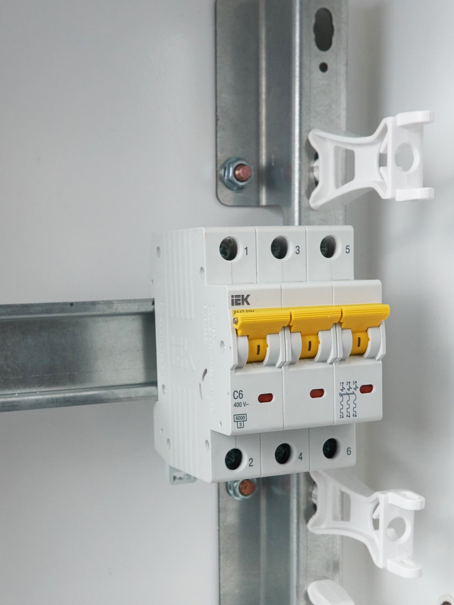 3 полюсные (трехполюсные) Автоматический выключатель IEK KARAT ВА47-60M 3Р 6А 6кА С MVA31-3-006-C 
