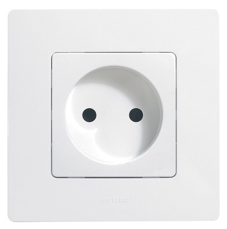 Legrand Etika Белый Розетка электрическая Legrand Etika белый б/з, винт. клем. 672220