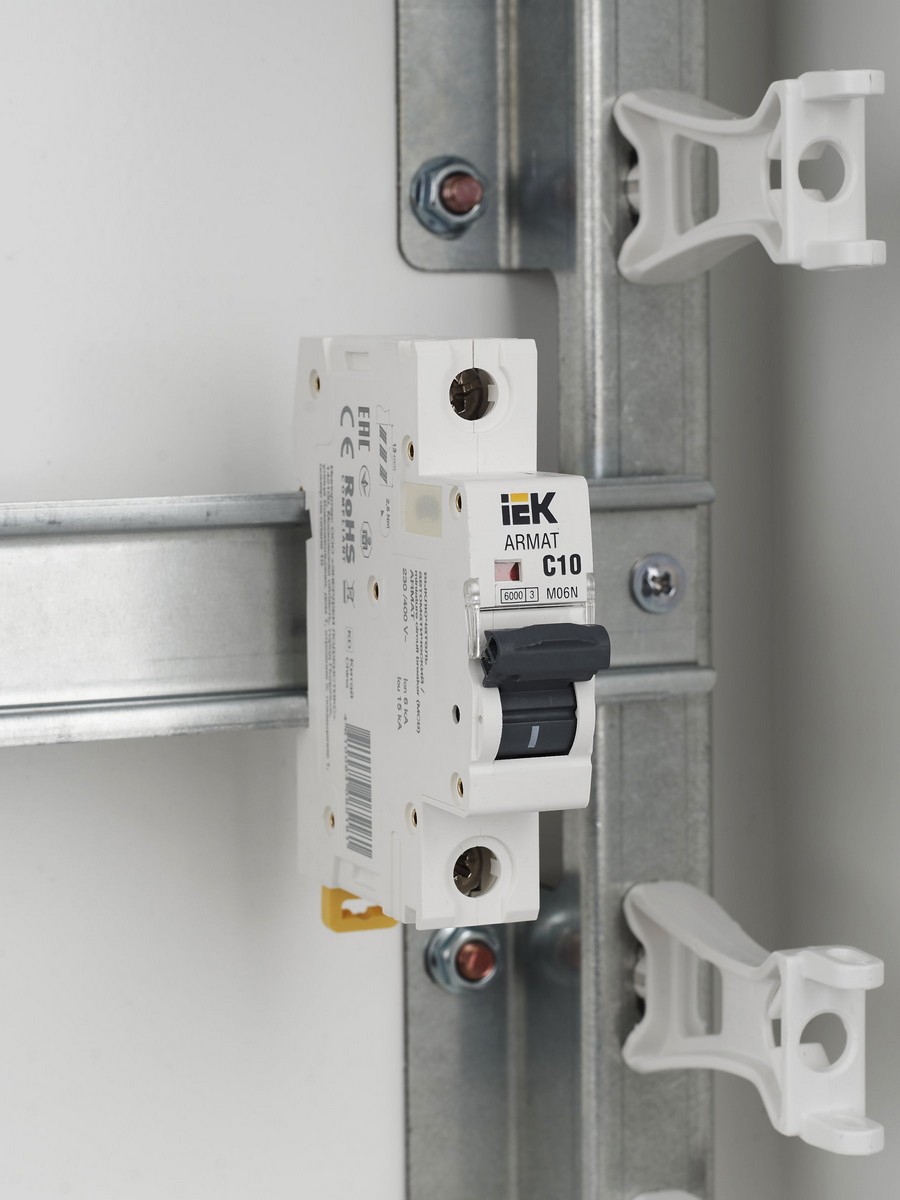 1 полюсные (однополюсные) Автоматический выключатель IEK ARMAT M06N 1P C 10А AR-M06N-1-C010 
