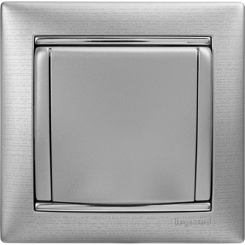 Legrand Valena Classic Алюминий Розетка Legrand Valena Алюминий 1-ая с/з с крышкой 770122