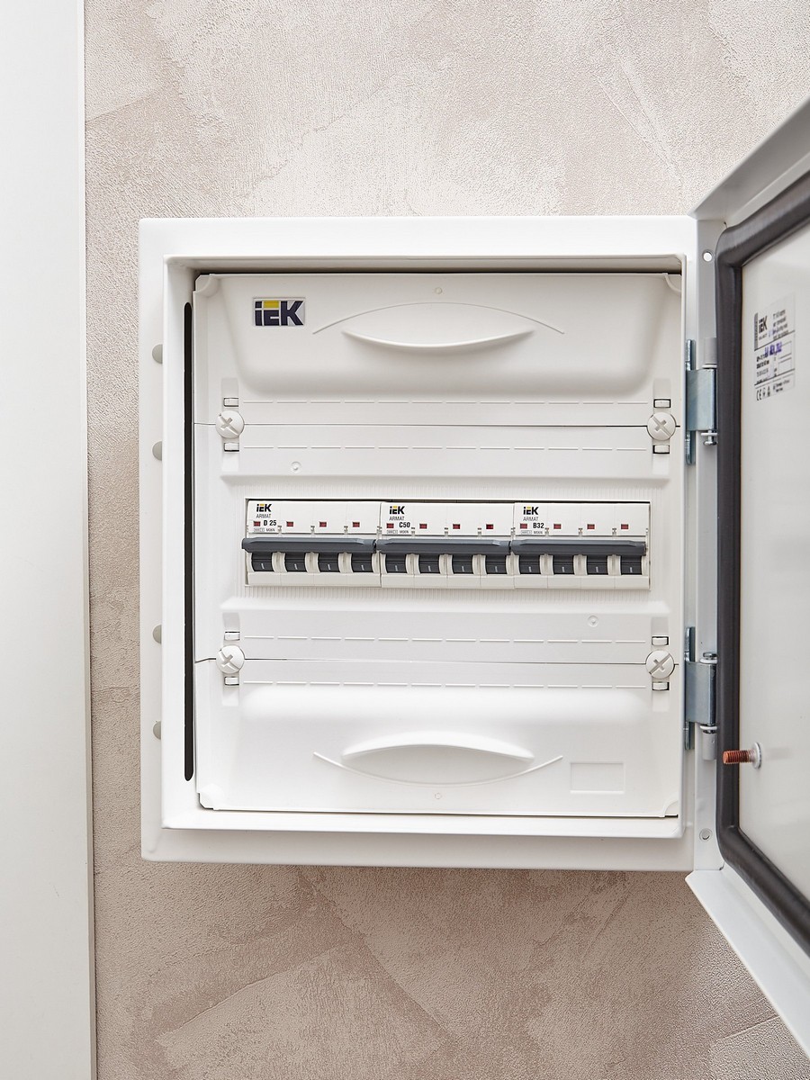 Автоматический выключатель IEK ARMAT M06N 4P C 50А AR-M06N-4-C050