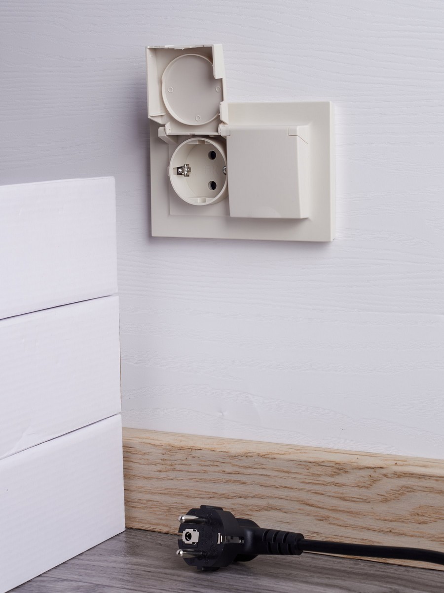 IEK Brite Бежевый Розетка IEK BRITE 2-ая с/з с шторками и крышкой 16А в сборе IP44 РСбш12-3-44-БрКр бежевый BR-R26-16-