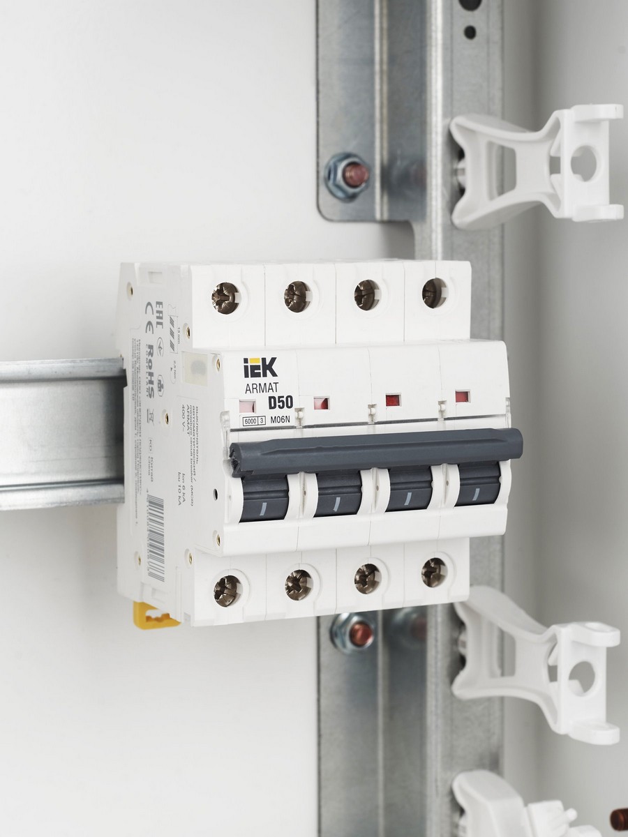 4 полюсные (четырехполюсные) Автоматический выключатель IEK ARMAT M06N 4P D 50А AR-M06N-4-D050 