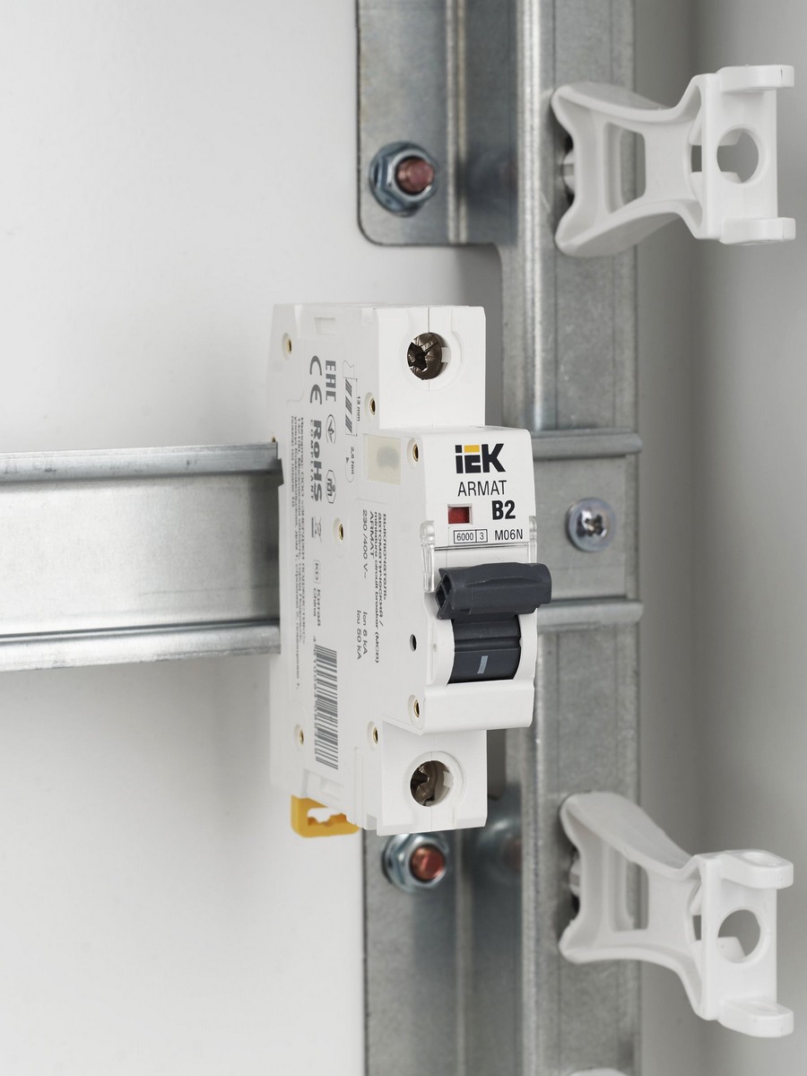 1 полюсные (однополюсные) Автоматический выключатель IEK ARMAT M06N 1P B 2А AR-M06N-1-B002 