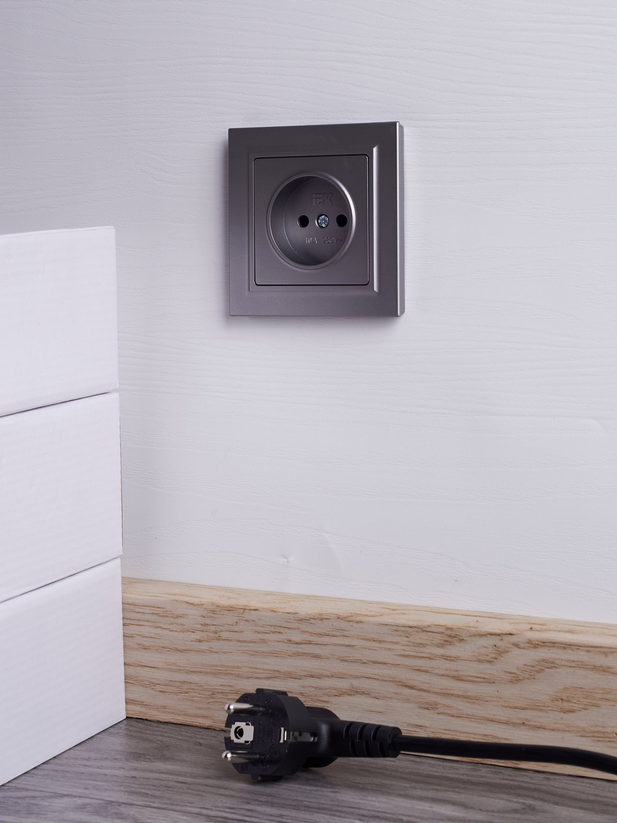 IEK Brite Сталь Розетка IEK BRITE Сталь без з/к/ш 10А в сборе РСР10-1-0-БрС BR-R10-10-K46-F