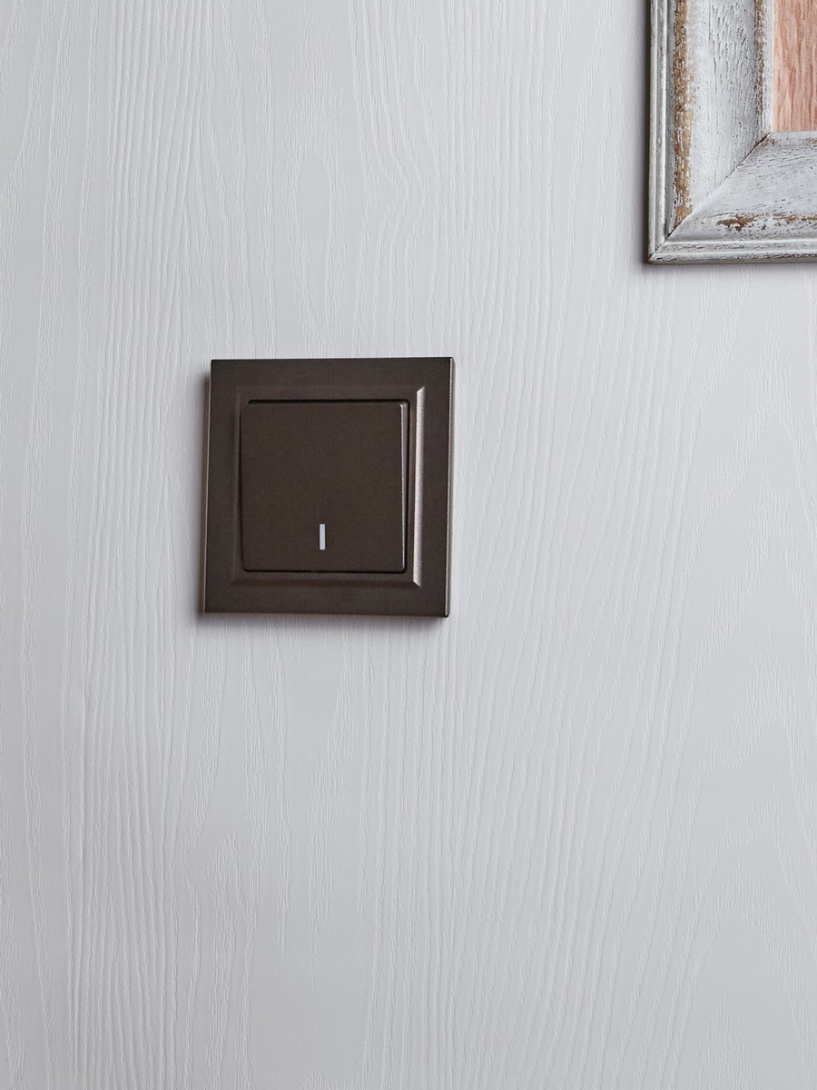 IEK Brite Бронза Выключатель IEK BRITE BASE Темн.бронза 1-кл. прох. с инд. 10А ВС10-1-7-БрТБ BR-V12-1-10-K45