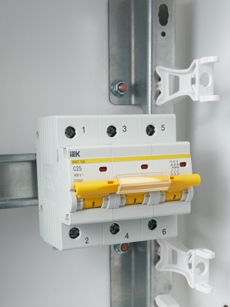 3 полюсные (трехполюсные) Автоматический выключатель IEK KARAT ВА 47-100 3Р 25А 10кА х-ка С MVA40-3-025-C 