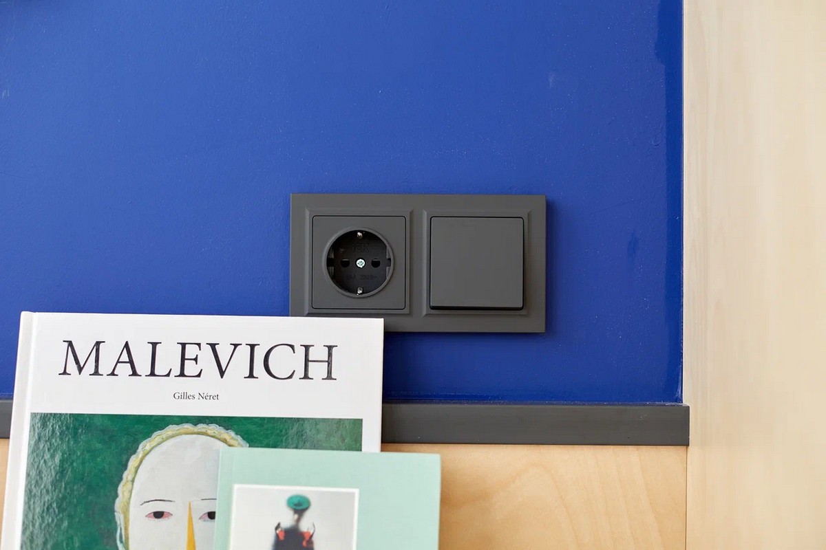 IEK Brite Графит Розетка IEK BRITE 1-местная с заземлением с защитными шторками 16А РС14-1-0-БрГ графит BR-R14-16-K53